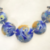 Collier 5 médaillons bleu - ocre sur cordon coton ciré 3 couleurs assorties, longueur totale 42 cm