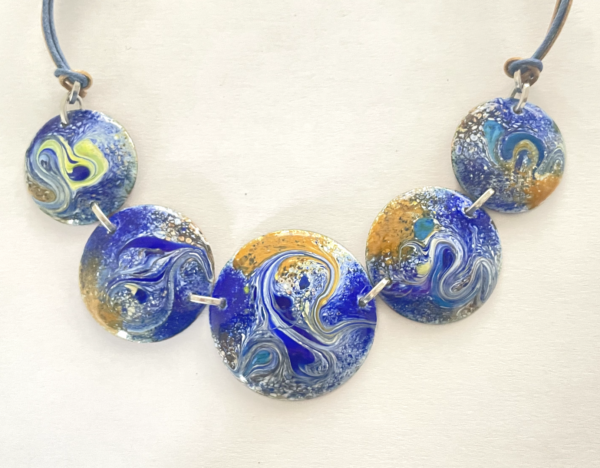 Collier 5 médaillons bleu - ocre sur cordon coton ciré 3 couleurs assorties, longueur totale 42 cm