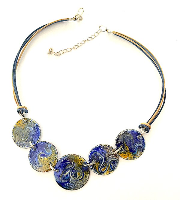 Pièce unique: Collier 5 médaillons  couleurs: bleu – ocre, sur cordon coton ciré 2 couleurs assorties