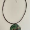 Collier avec médaillon en émaux sur cuivre diamètre 60 mm couleurs vert - bordeaux