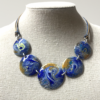Collier 5 médaillons bleu - ocre sur cordon coton ciré 3 couleurs assorties, longueur totale 42 cm