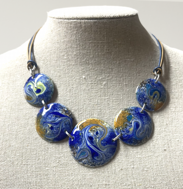 Collier 5 médaillons bleu - ocre sur cordon coton ciré 3 couleurs assorties, longueur totale 42 cm