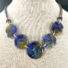 Pièce unique: Collier 5 médaillons  couleurs: bleu – ocre, sur cordon coton ciré 2 couleurs assorties