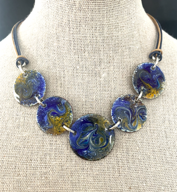 Pièce unique: Collier 5 médaillons  couleurs: bleu – ocre, sur cordon coton ciré 2 couleurs assorties