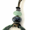 Collier avec médaillon diamètre 48 mm, couleurs : vert