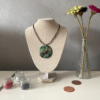 Collier avec médaillon en émaux sur cuivre diamètre 60 mm couleurs vert - bordeaux