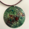 Collier avec médaillon en émaux sur cuivre diamètre 60 mm couleurs vert - bordeaux