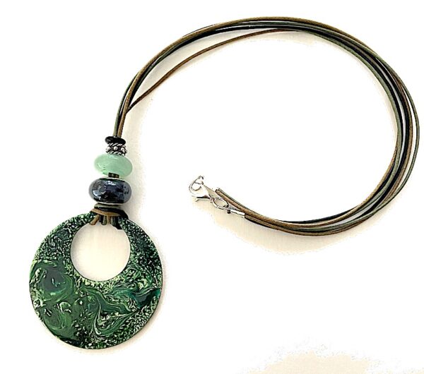 Collier avec médaillon diamètre 48 mm, couleurs : vert