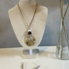 Collier avec médaillon diamètre 50 mm, couleurs : anis, brun