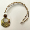 Collier avec médaillon diamètre 50 mm, couleurs : anis, brun