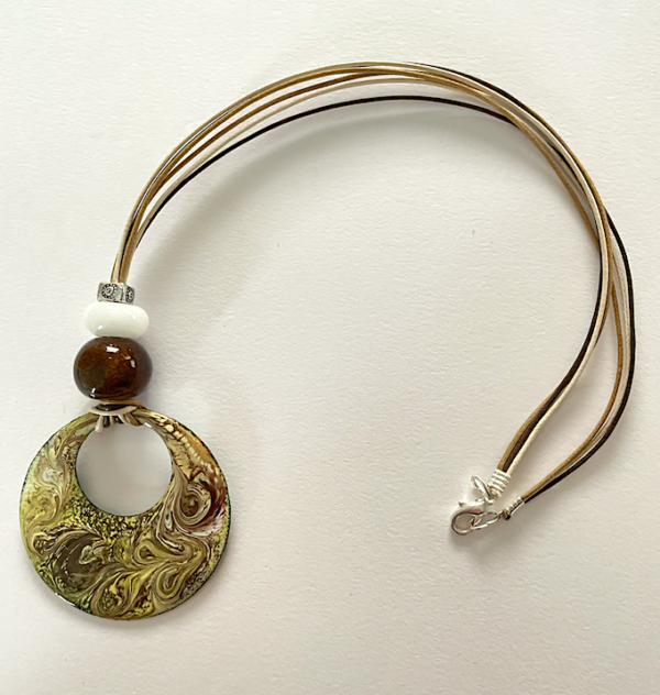 Collier avec médaillon diamètre 50 mm, couleurs : anis, brun