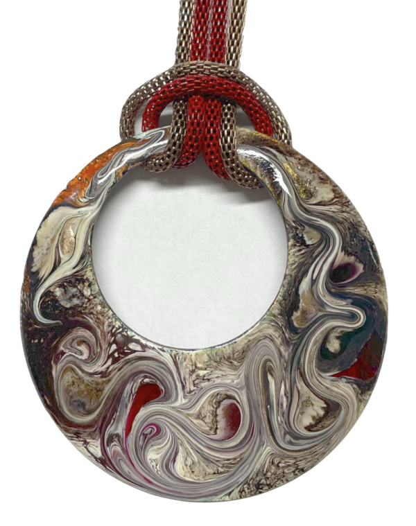 emaux sur cuivre Sautoir avec médaillon de 65 mm sur chaine métal deux couleurs de 35 cm de longueur