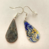 Paire de boucle d'oreilles longueur 30 mm couleur bleu - jaune, grand fermoir sans nickel.