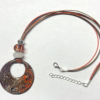 Collier avec médaillon diamètre 48 mm, couleurs : Brun-bordeaux- orange