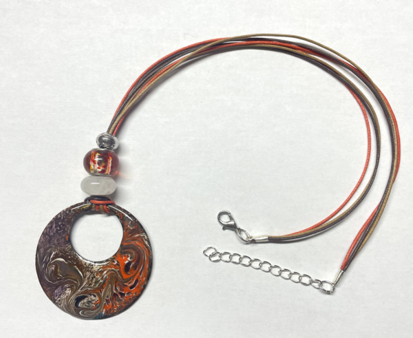 Collier avec médaillon diamètre 48 mm, couleurs : Brun-bordeaux- orange