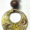 Collier avec médaillon diamètre 48 mm, couleurs : anis- brun