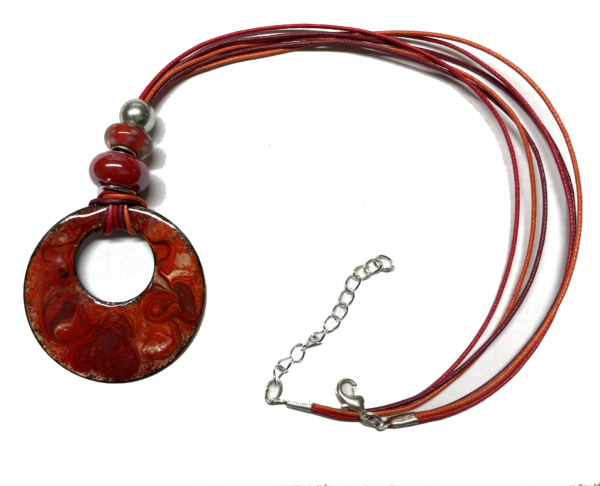 Collier avec médaillon diamètre 48 mm, couleurs : Rouge