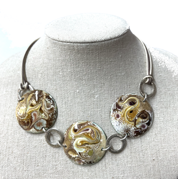 Collier 3 médaillons de 40 mm Couleurs Beige-brun-ocre