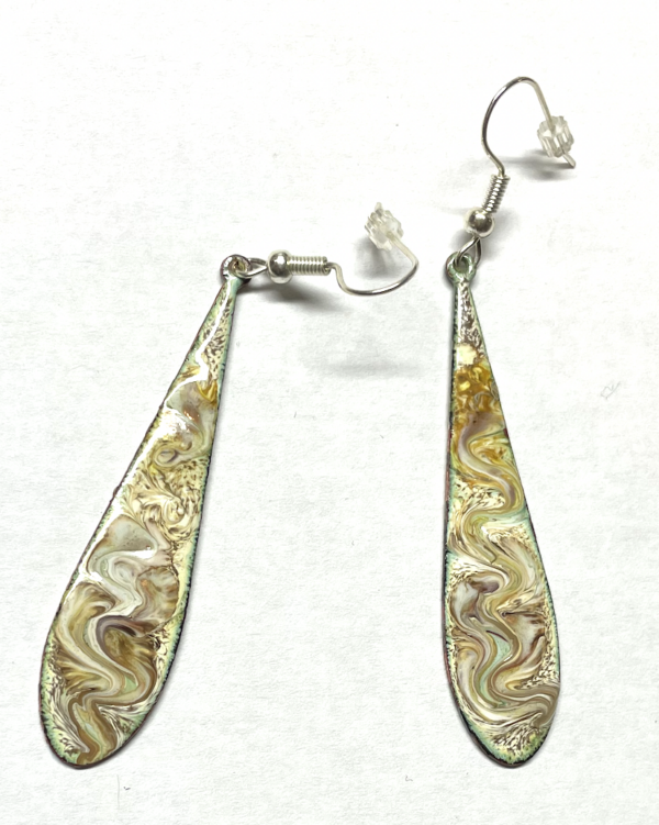 Sans titre Paire de boucle d'oreilles de 40 mm de long, grand fermoir sans nickel. Couleur beige