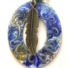 Sautoir avec médaillon de 65 mm couleurs: bleu-jaune sur chaine métal de 35 cm feuille métal vieillie