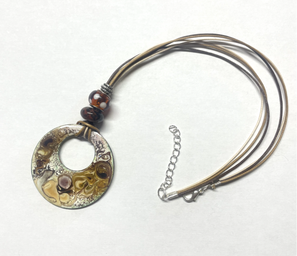 Collier avec médaillon diamètre 48 mm, couleurs : Brun-beige- rose