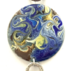 bijoux pièce unique Sautoir avec médaillon de 65 mm couleurs: bleu-jaune sur chaine métal deux couleurs de 35 cm avec pompon
