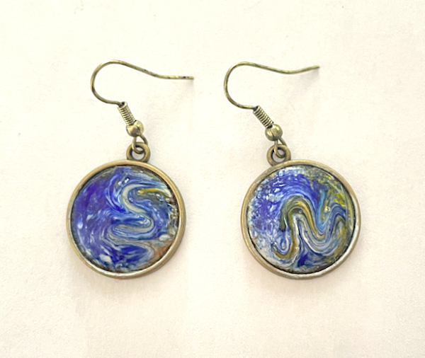 Paire de boucle d'oreilles diamètre 20 mm couleur bleu, grand fermoir sans nickel. Certies sur métal vieilli