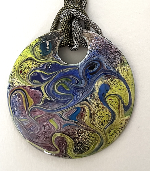 Sautoir avec médaillon de 65 mm couleurs: bleu-jaune-rose sur chaine métal deux couleurs de 35 cm