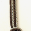 Sautoir avec médaillon de 65 mm couleurs: bleu-bordeaux sur chaine métal deux couleurs de 33 cm
