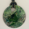Sautoir avec médaillon de 70 mm couleurs: vert sur chaine métal deux couleurs longueur 64 cm