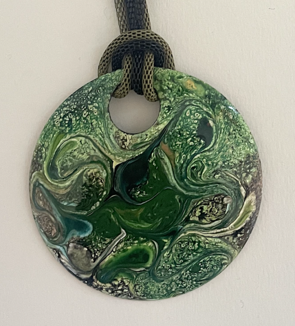 Sautoir avec médaillon de 70 mm couleurs: vert sur chaine métal deux couleurs longueur 64 cm
