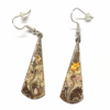 Paire de boucle d'oreilles de 40 mm de long, grand fermoir sans nickel. Couleurs , terre , brun , beige.