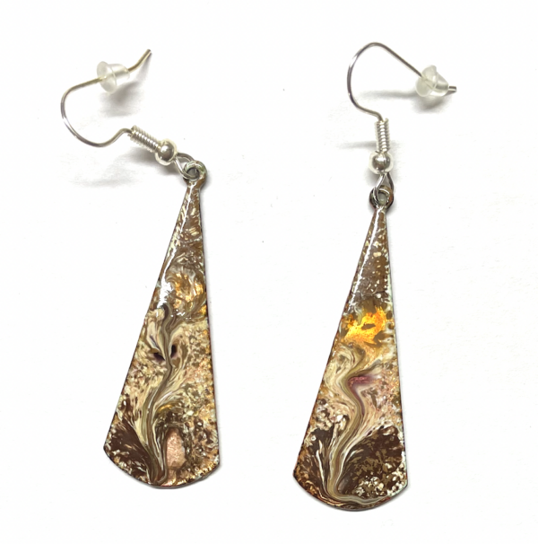 Paire de boucle d'oreilles de 40 mm de long, grand fermoir sans nickel. Couleurs , terre , brun , beige.
