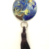 art demaux bijoux unique Sautoir avec médaillon de 65 mm couleurs: bleu-jaune sur chaine métal deux couleurs de 35 cm avec pompon
