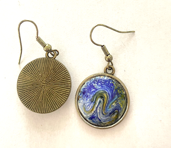 Paire de boucle d'oreilles diamètre 20 mm couleur bleu, grand fermoir sans nickel. Certies sur métal vieilli