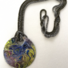 Sautoir avec médaillon de 65 mm couleurs: bleu-jaune-rose sur chaine métal deux couleurs de 35 cm