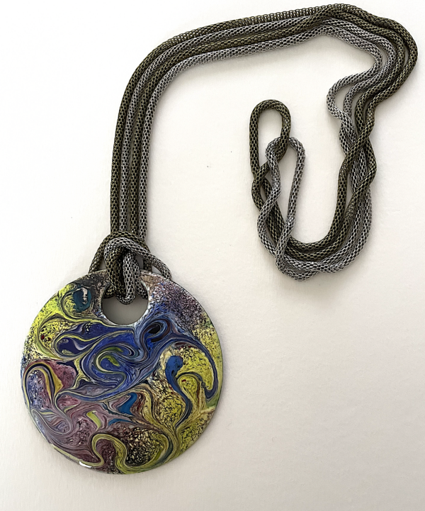 Sautoir avec médaillon de 65 mm couleurs: bleu-jaune-rose sur chaine métal deux couleurs de 35 cm