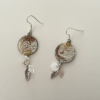 Paire de boucle d'oreilles diamètre 20 mm couleur beige- brun, grand fermoir sans nickel.