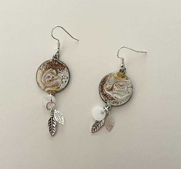 Paire de boucle d'oreilles diamètre 20 mm couleur beige- brun, grand fermoir sans nickel.