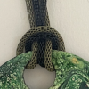 Sautoir avec médaillon de 70 mm couleurs: vert sur chaine métal deux couleurs longueur 64 cm