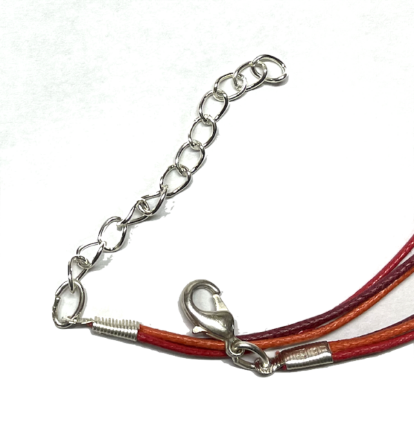 Collier avec médaillon diamètre 48 mm, couleurs : Rouge