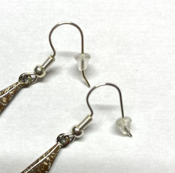 Paire de boucle d'oreilles de 40 mm de long, grand fermoir sans nickel. Couleurs , terre , brun , beige.