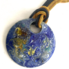 Sautoir avec médaillon de 65 mm couleurs: bleu-ocre sur chaine métal deux couleurs de 35 cm