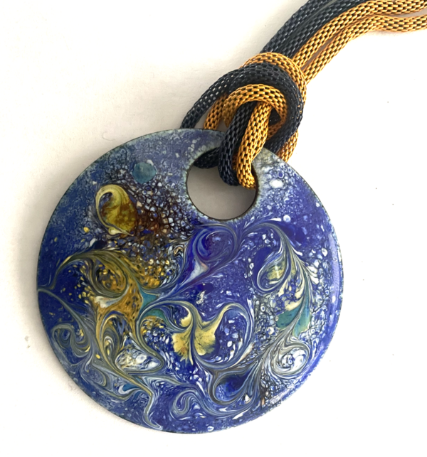 Sautoir avec médaillon de 65 mm couleurs: bleu-ocre sur chaine métal deux couleurs de 35 cm