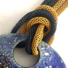 Sautoir avec médaillon de 65 mm couleurs: bleu-ocre sur chaine métal deux couleurs de 35 cm