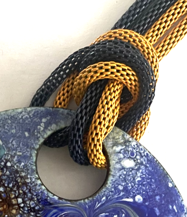 Sautoir avec médaillon de 65 mm couleurs: bleu-ocre sur chaine métal deux couleurs de 35 cm