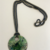 Sautoir avec médaillon de 70 mm couleurs: vert sur chaine métal deux couleurs longueur 64 cm
