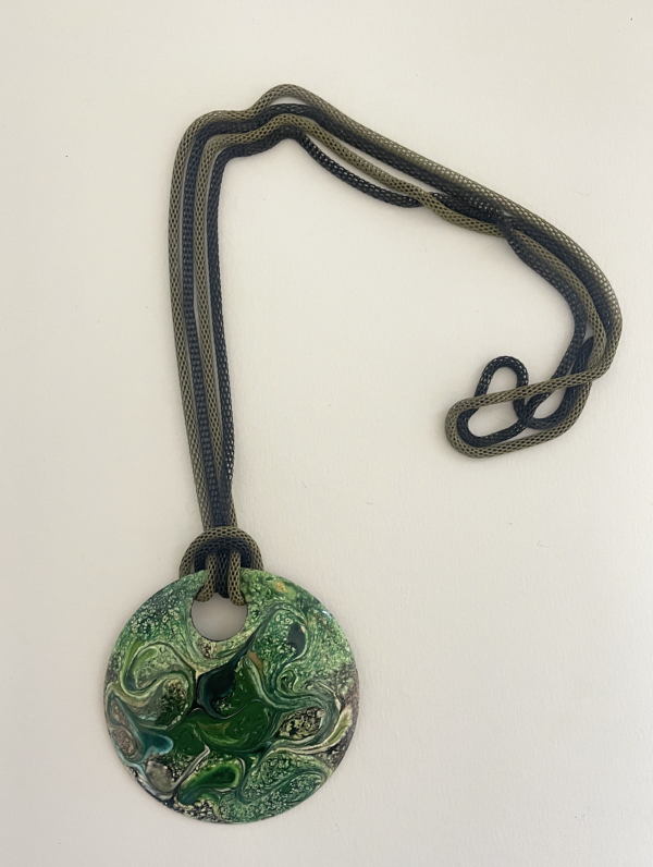 Sautoir avec médaillon de 70 mm couleurs: vert sur chaine métal deux couleurs longueur 64 cm