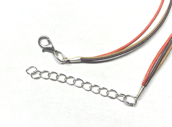 Collier avec médaillon diamètre 48 mm, couleurs : Brun-bordeaux- orange