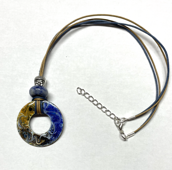 Collier avec médaillon diamètre 35 mm, couleurs : bleu ocre bouddha